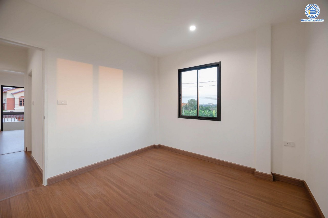 บ้านมือสองตกแต่งใหม่ คุณภาพแบรนด์ LH โครงการ ชลลดา บางบัวทอง เนื้อที่ 72 ตร.ว. ตกแต่งหรูหรา ฟังก์ชันจัดเต็ม 3 ห้องนอน 2 ห้องน้ำ 1 ห้องอเนกประสงค์ จอดรถได้ 1 คัน พร้อม Facilities ครบ! บนทำเลคุณภาพ เชื่อมต่อได้หลายเส้นทาง ใกล้เซ็นทรัลเวสต์เกต และรถไฟฟ้า "สถานีบางพลู"